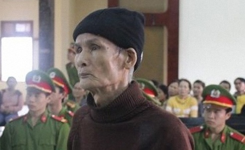 Cu ong 74 tuoi sat hai con dau va nguoi tinh hinh anh