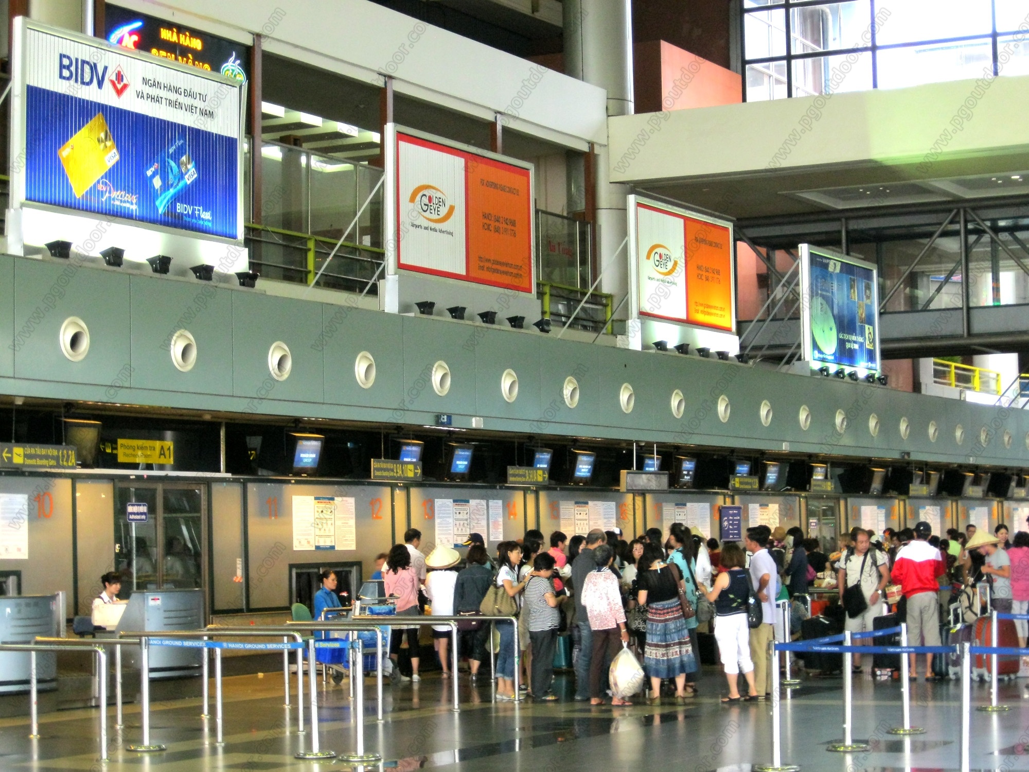 Nguoi mang lenh truy na bi bat khi lam thu tuc sang Tay hinh anh