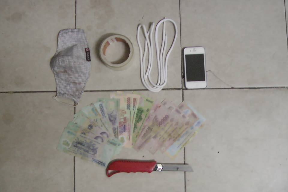 Di dao vao co nu nhan vien shop thoi trang de cuop iPhone hinh anh