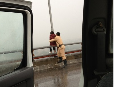 Nu cu nhan ngoi tren thanh cau Thanh Tri dinh tu tu hinh anh