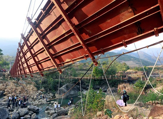 Cong an vao cuoc vu lat cau khien 8 nguoi chet o Lai Chau hinh anh