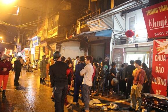 Tac nghen loi len cau Chuong Duong vi chay nha tro hinh anh