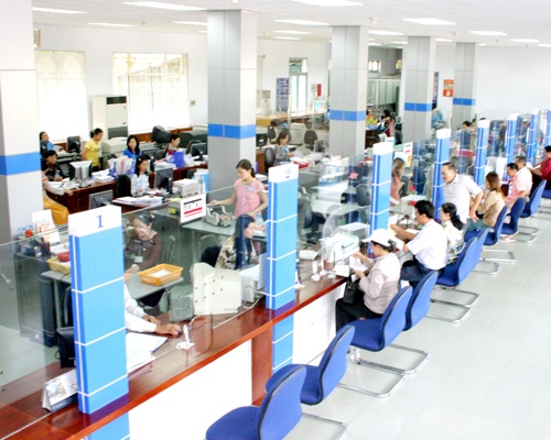 Nhan vien ngan hang giup doanh nghiep lam gia ho so hinh anh