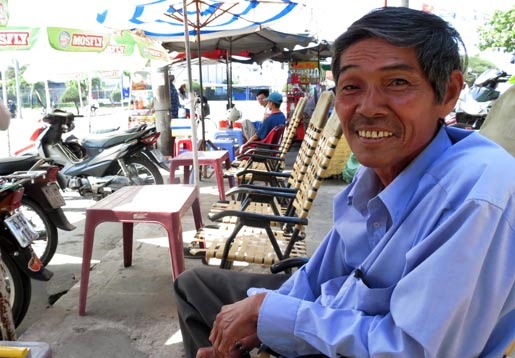 Ong lao chay xe om lay tien cho vo lam tu thien hinh anh