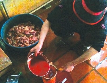 Tiet canh tron lan voi phan vit, bun dat hinh anh