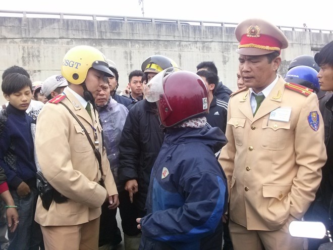 CSGT tuong trinh viec ‘gio gay’ khien mot nguoi nhap vien hinh anh