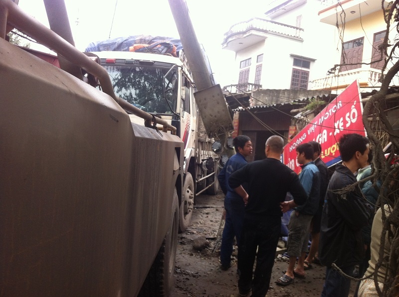 Xe tai mat phanh tren doc, troi tu do vao nha dan hinh anh