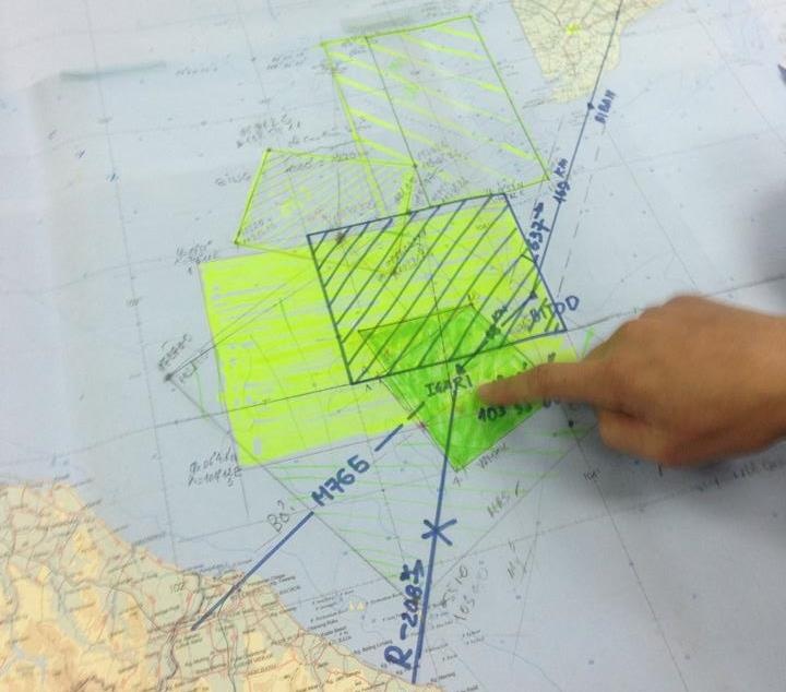 Co nguoi tat he thong lien lac cua may bay Malaysia? hinh anh