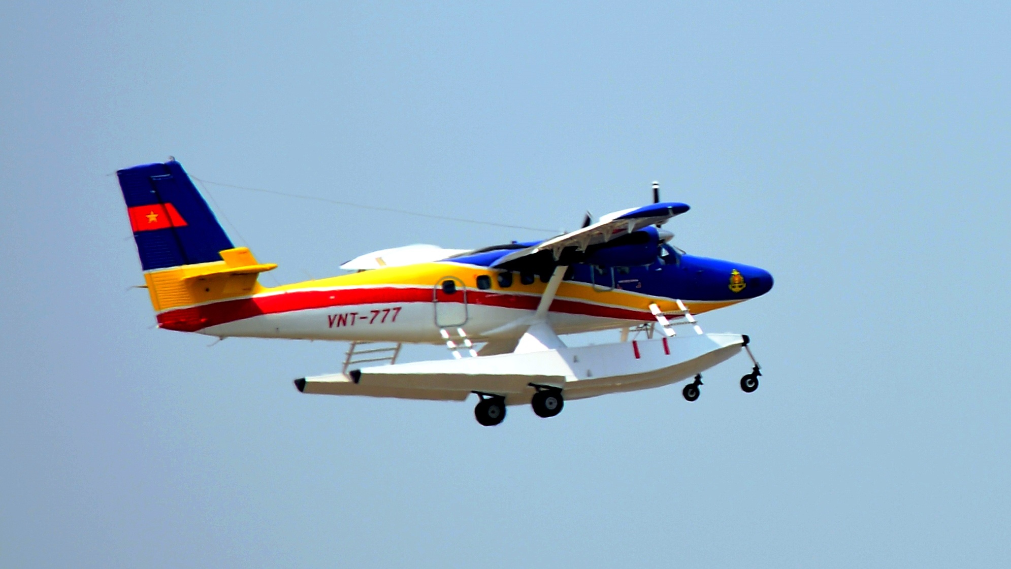 Thuy phi co xuat phat tim kiem may bay mat tich hinh anh