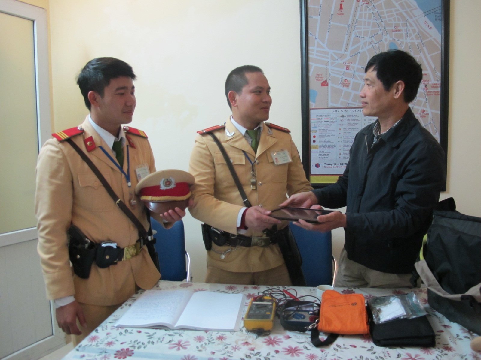 Cuu xe chet may, CSGT phat hien tui dung tien bi danh roi hinh anh