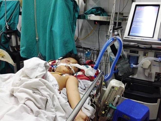 Chau be 8 tuoi bi bo danh den ngat: Khong ai biet de can hinh anh
