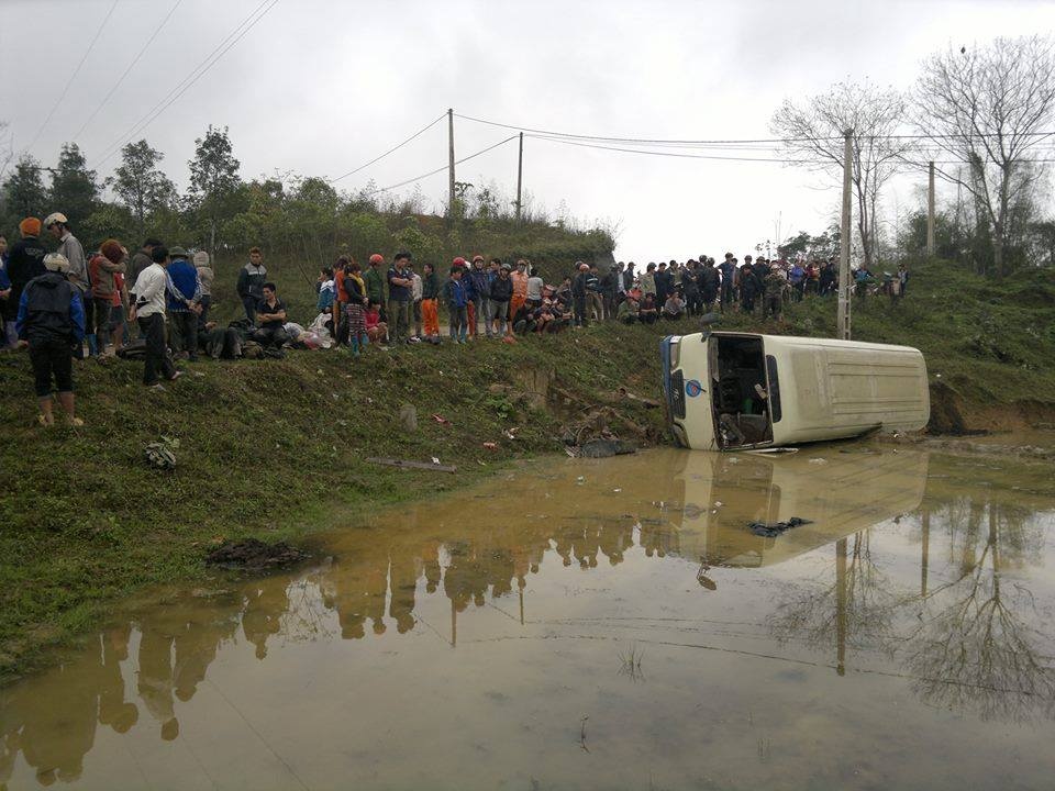 Xe khach cho hang chuc nguoi lao xuong ruong hinh anh