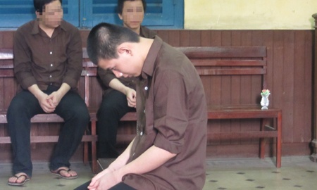 Lo 'vuot rao', nu sinh bi ban trai tong tien hinh anh