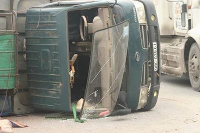 Dung keo cat toc cuu hoc sinh bi xe tai de hinh anh