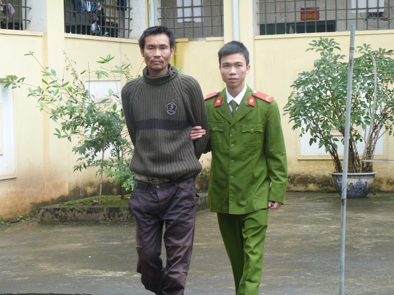 Cam 2 dao xong vao tru so chem cong an hinh anh