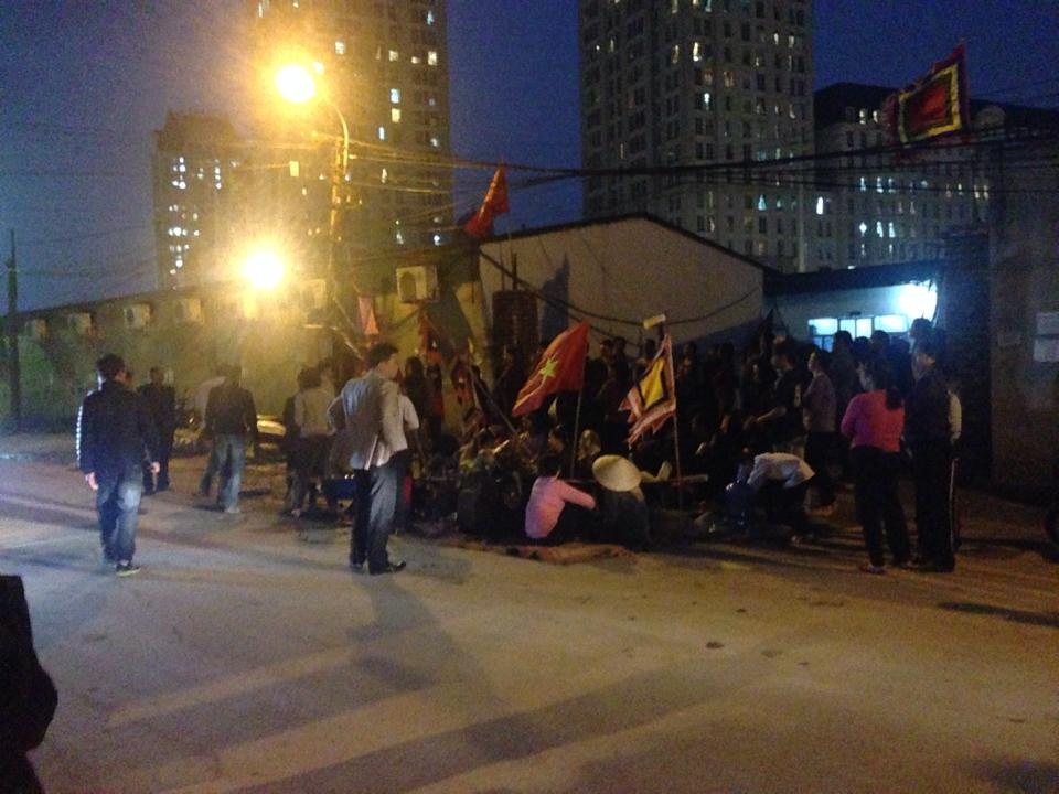 Hon 700 nguoi bao ve con duong dan vao mieu co hinh anh