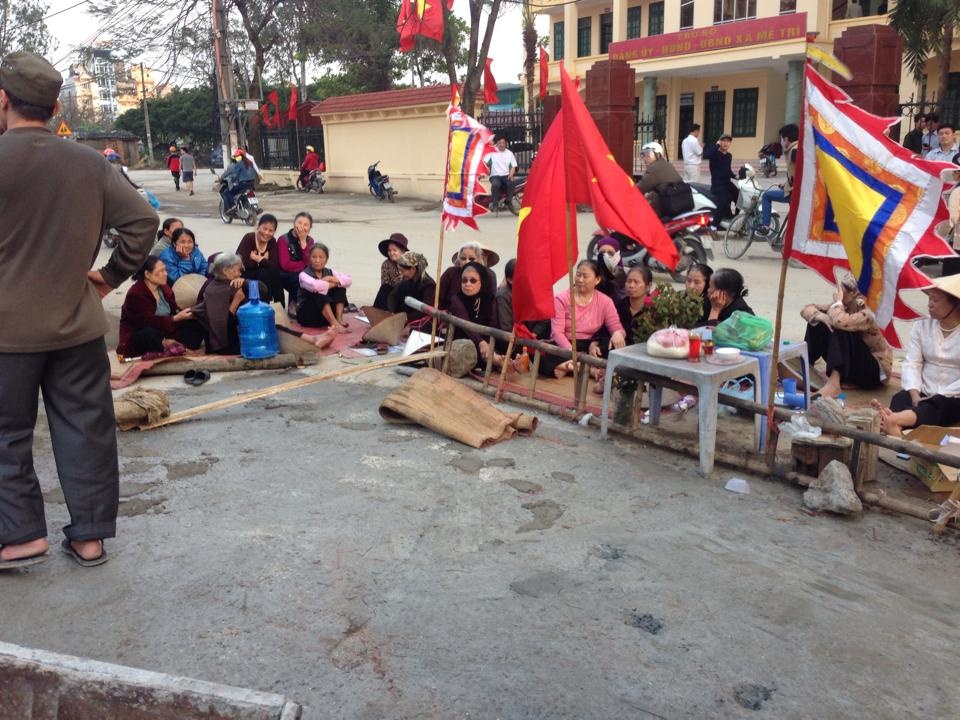 Người dân tụ tập quanh con đường dẫn vào miếu Bản Thổ.