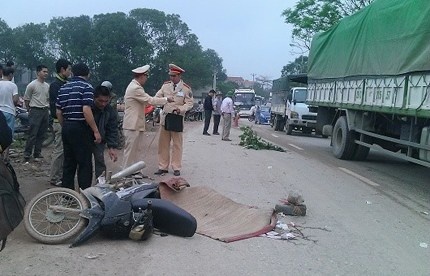 Nga xuong duong, mot nguoi chet tham duoi banh xe tai hinh anh