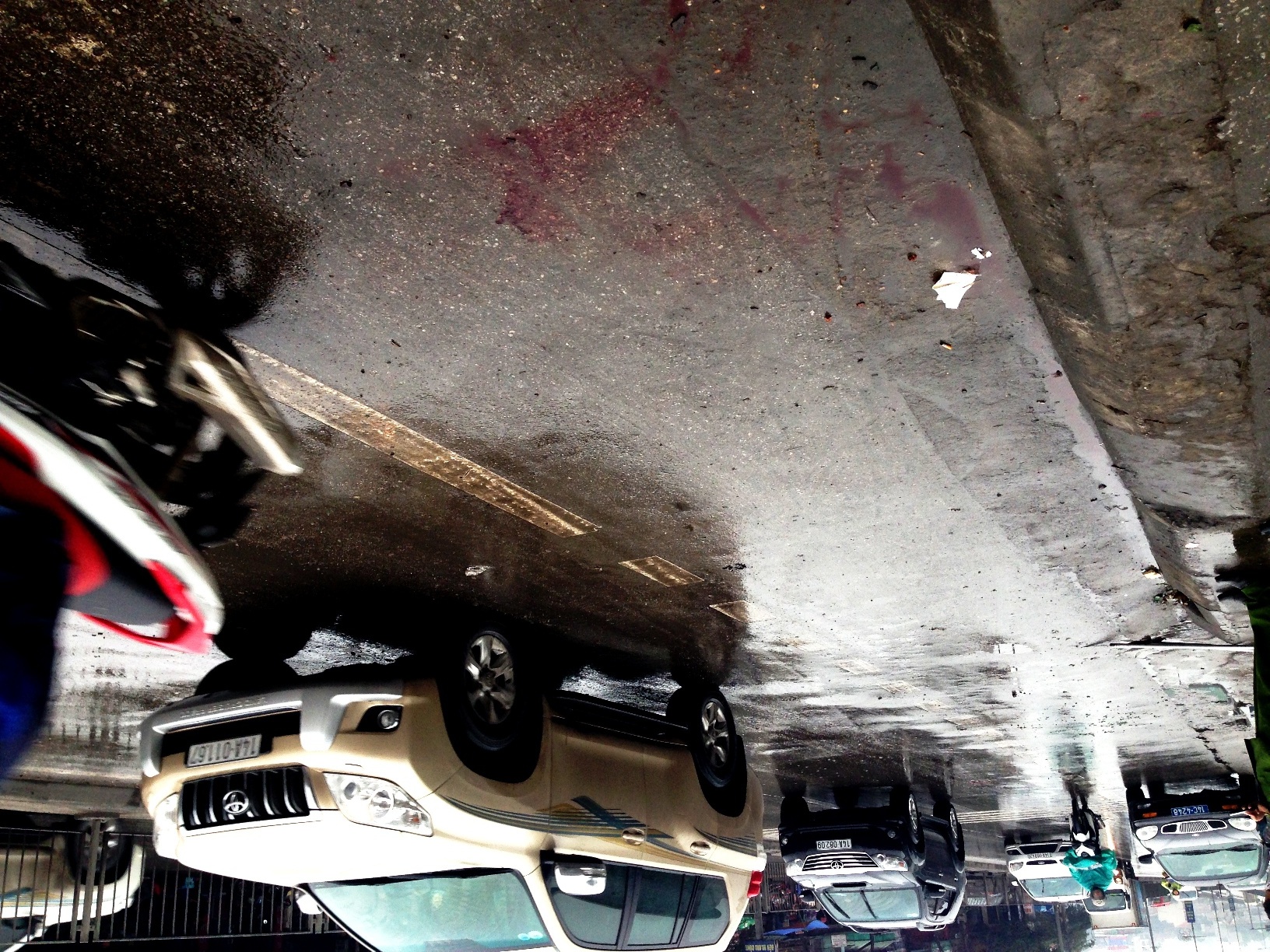 20 nguoi cam hung khi lao vao nhau giua duong hinh anh