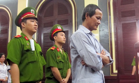 Bi kich cua nguoi dan ong mang toi giet con hinh anh