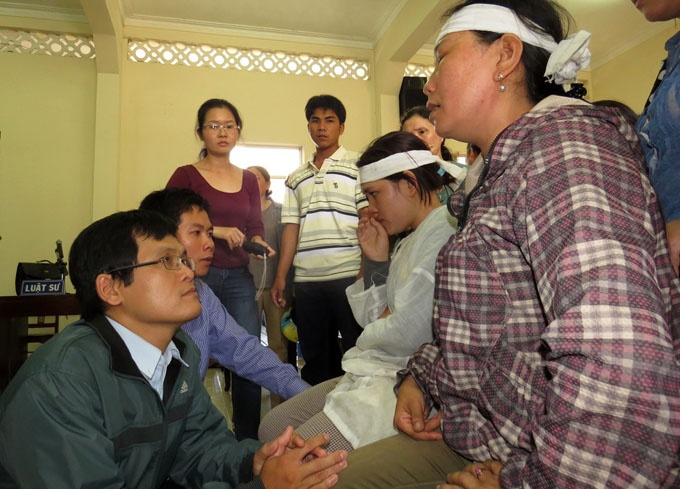 Sau phiên xử sáng 29-3, hai bị cáo Nguyễn Tấn Quang (ngồi, bên trái) và Đỗ Như Huy gặp gia đình anh Kiều xin lỗi, mong được tha thứ.