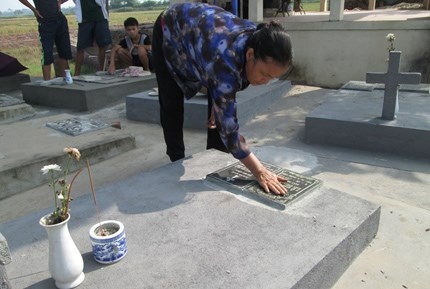 Nguoi dan ba 10 nam nhat xac thai nhi xau so hinh anh