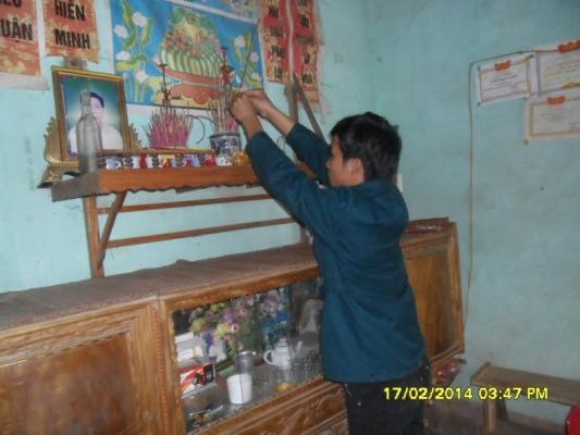 Anh Bùi Hữu Đức (thắp hương cho người bố đã sớm qua đời vì căn bệnh ung thư gan.