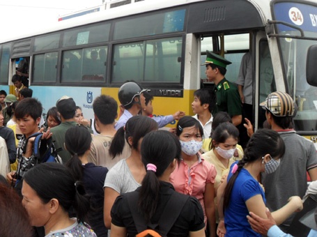 Phu xe buyt danh nguoi da man hinh anh