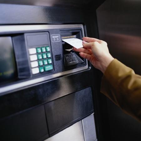 Bi giat mat tui tien sau khi rut o cay ATM hinh anh
