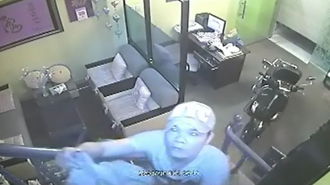 Trom ung dung dung gay dai cau chia khoa vao nha hinh anh