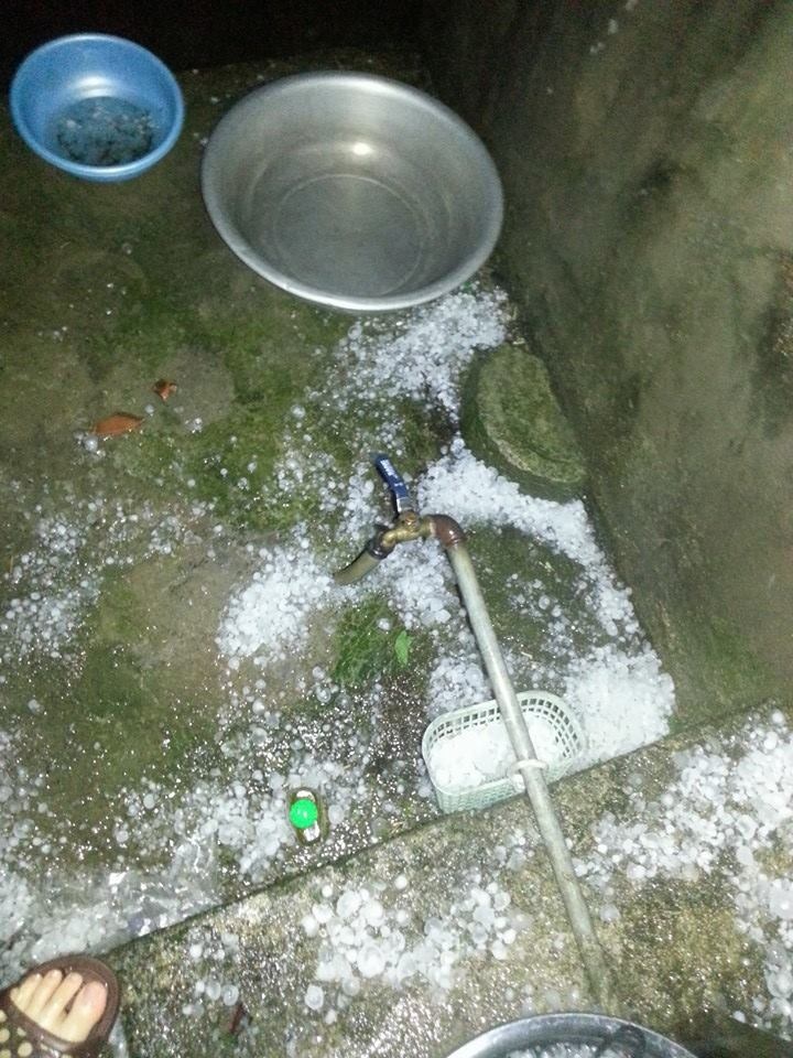 Nhiều người dân mất chỗ ngủ vì mưa đá.