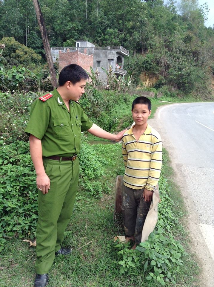 Cháu Tuấn Anh bị bỏ lại khi đang đi xe khách với bố dượng.