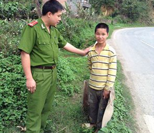 Di xe voi bo duong, chau be bi bo lai giua rung hinh anh