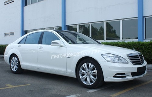 Thieu nu to thanh nien di xe Mercedes nang iPhone 5S hinh anh