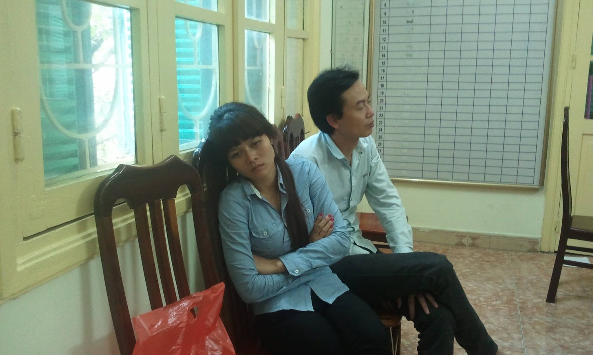 Hai vợ chồng Tích và Phương tại trụ sở cơ quan điều tra.