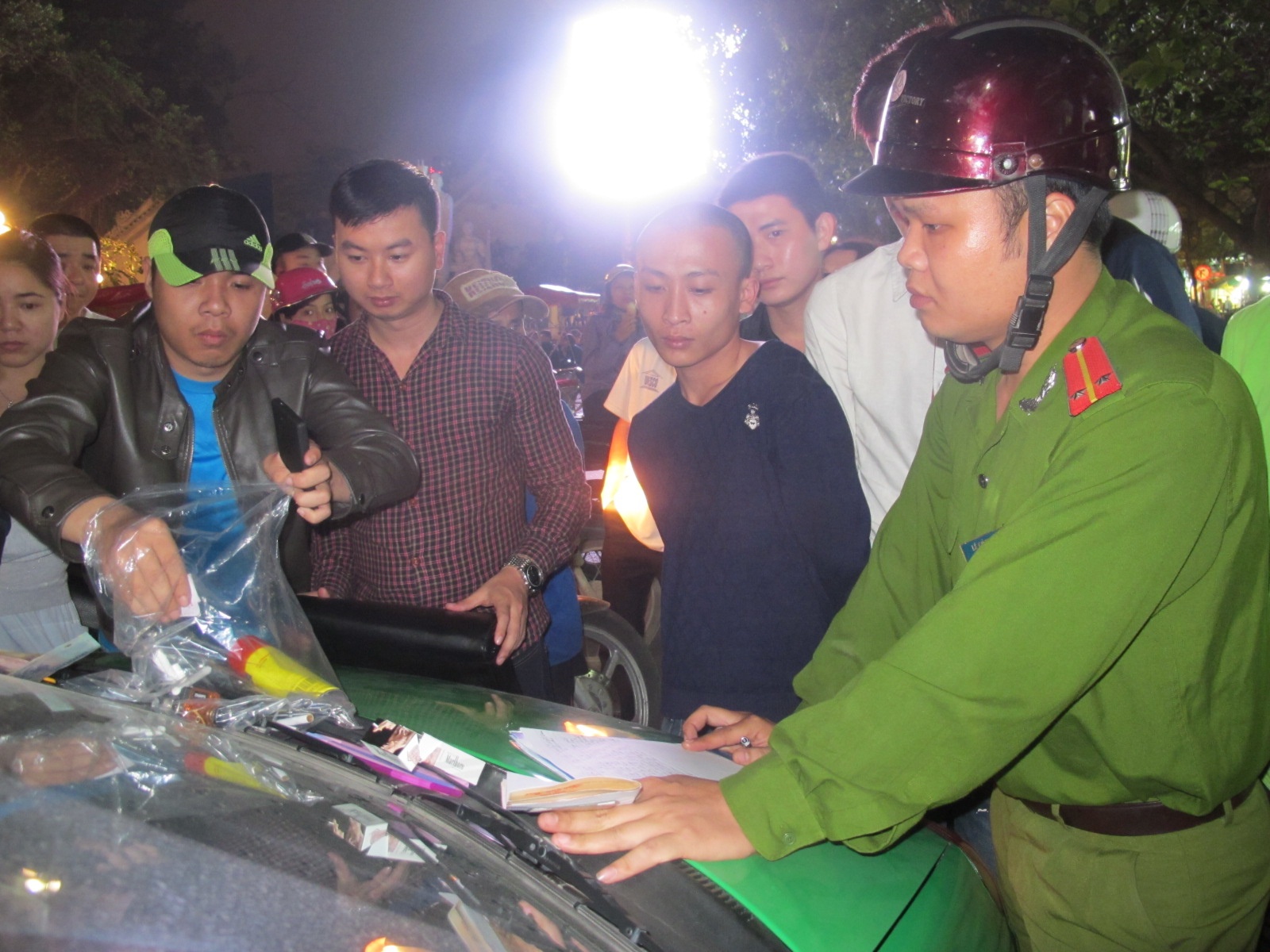 Hai 9X bi bat o ho Guom vi mang theo ma tuy da hinh anh