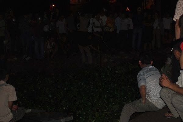 Thi the nam thanh nien duoc tim thay trong tu the lai xe hinh anh