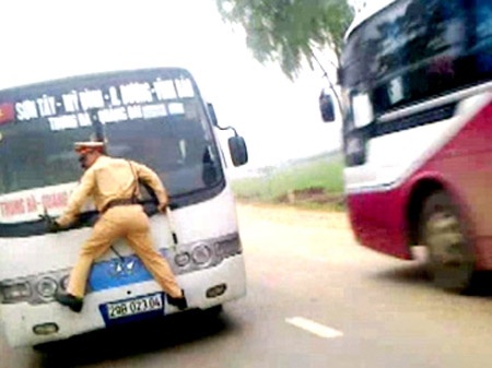 Theo doi hop so CSGT bi can bo thi hanh an chen xe qua nguoi hinh anh