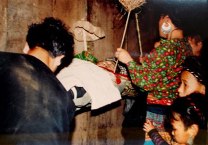 Ba nguoi thiet mang vi me tin hinh anh