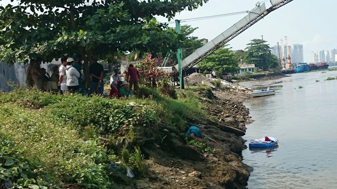 Tim thay thi the be trai trong vu chim tau hinh anh