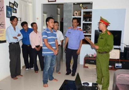 Thực hiện lệnh khám xét nhà các đối tượng.