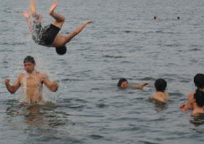 Nhay cau tam song, nam sinh vien tu vong hinh anh