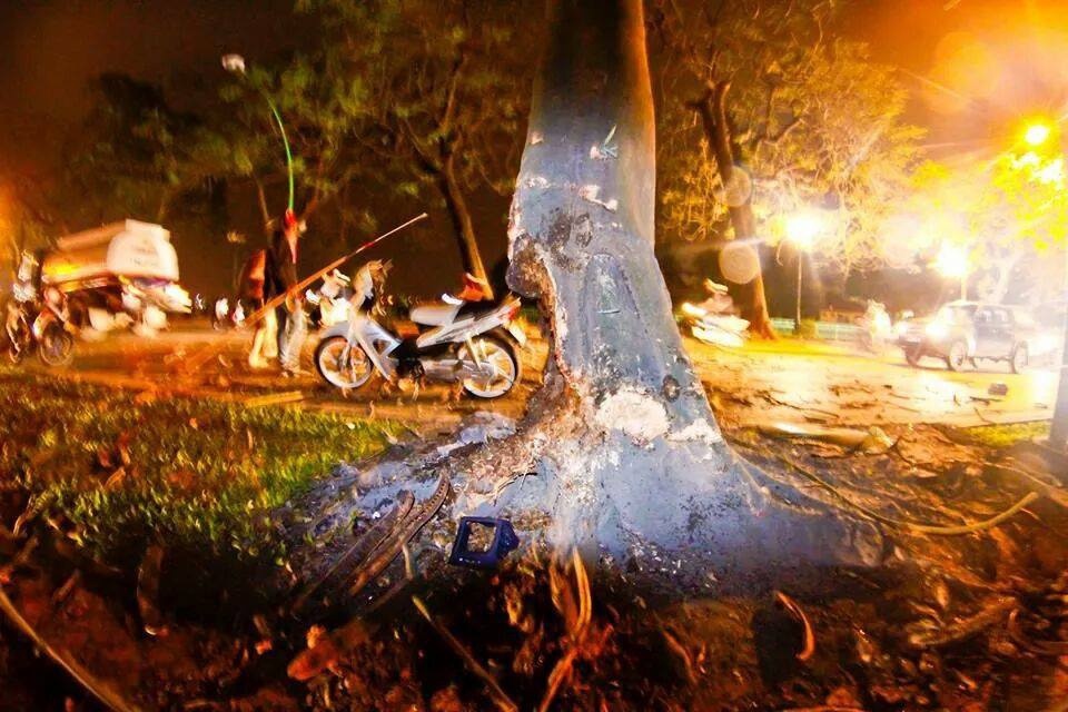 Tai xe mac ket tren ghe lai sau khi xe dam nat goc cay hinh anh