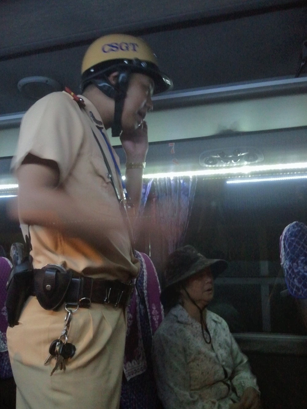 Trung úy Quỳnh đưa bà Hương lên xe để đi về quê.