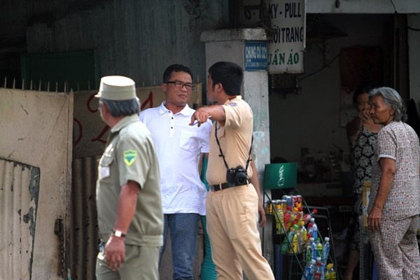 Người đàn ông áo trắng tự xưng là công an liên tục gọi tên các vị trưởng công an phường, quận nhằm thị uy người bị tai nạn để rời khỏi hiện trường.