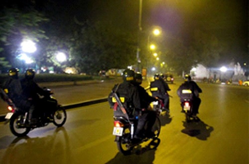 Mot canh sat co dong bi vo dam chet vi nghi cap bo hinh anh