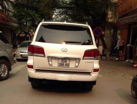 2 oto tien ty dung chung bien so tu quy 8 hinh anh