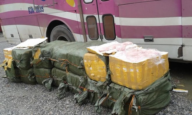 Bat xe khach cho hon mot tan noi tang thoi hinh anh