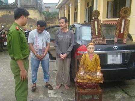 Kẻ gian cùng tang vật trộm cắp.