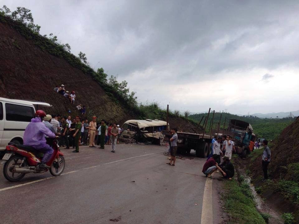 Xe khach dam truc dien container, 3 nguoi tu vong hinh anh